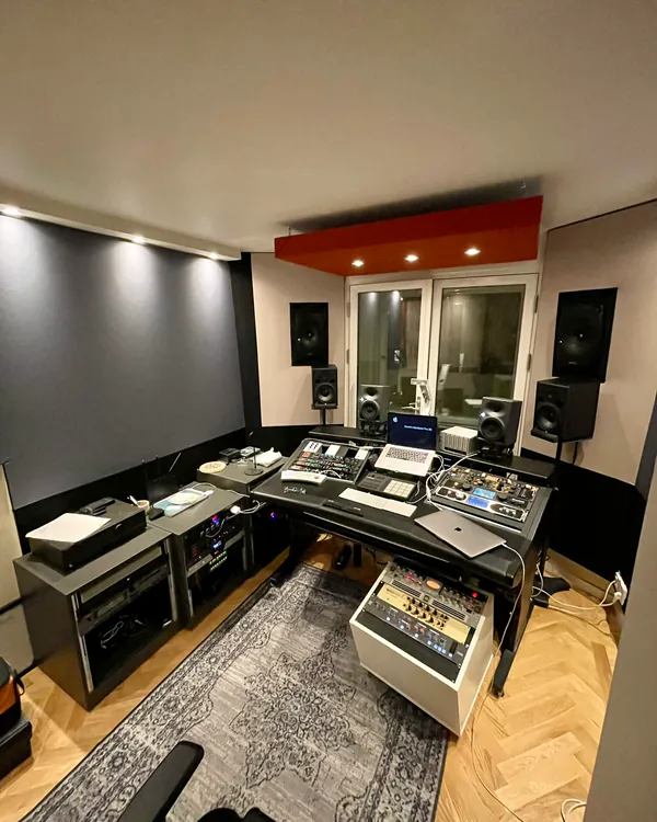 The finished mastering room
